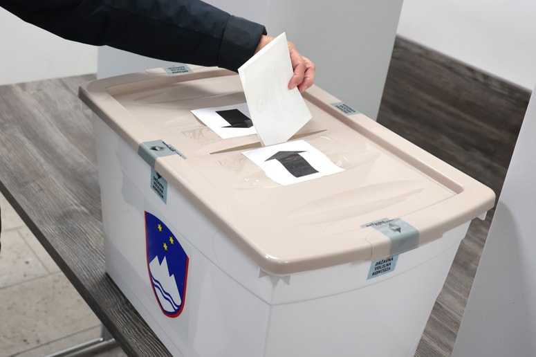 Referendumski glas je mogoče do vključno četrtka oddati na 98 voliščih po državi.