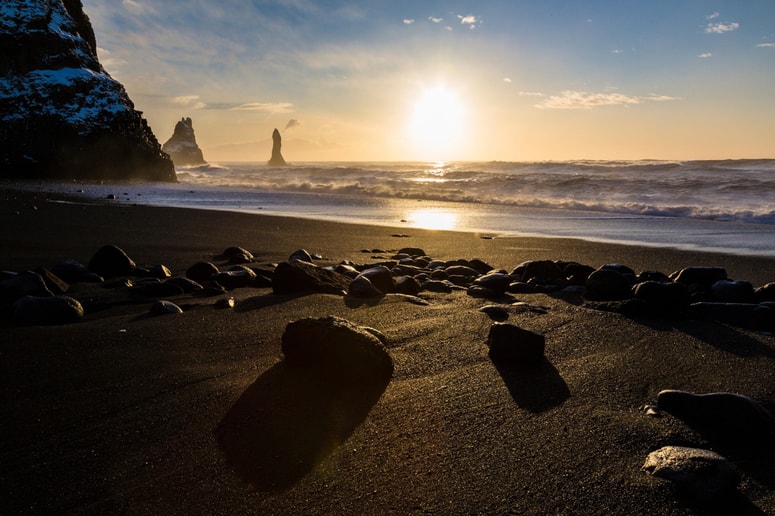 Znamenita črna plaža, Reynisfjara, na islandskem jugu