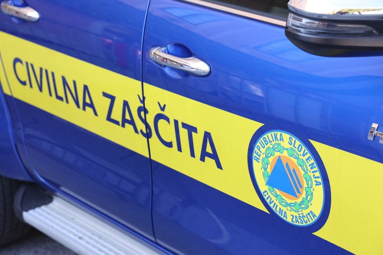 Glavna fotografija članka:V Brdih še vedno ujetih okoli 150 ljudi, tudi šolarji, začelo pa je spet deževati