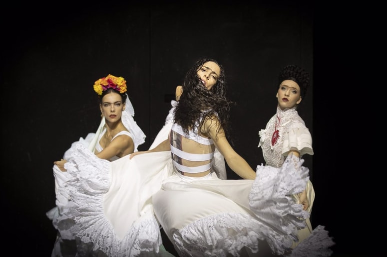 Različni utelešeni obrazi Fride zelo enotno in prefinjeno odplešejo skupinske plesne sekvence. 