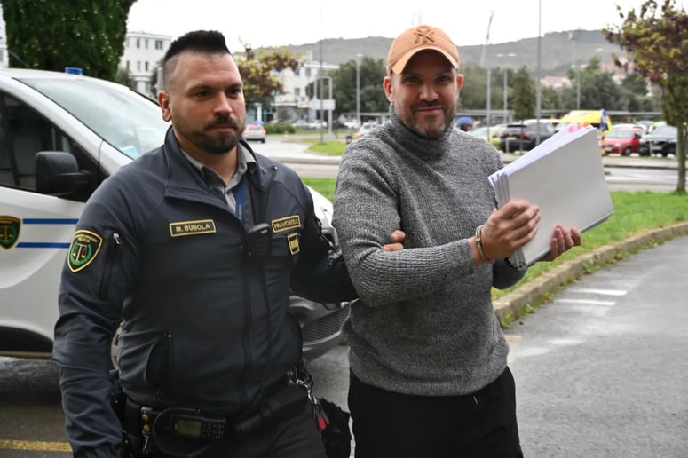 Roberta Carvelyja so na koprsko sodišče po dolgem času spet pripeljali pravosodni policisti. 