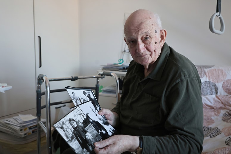 "V resnici večina nas izvira z nekega podeželja, res malo je pravih meščanov, ki stika s takim življenjem nikoli niso imeli. V teh slikah pač vsak najde neki svoj spomin in to dela te slike tako priljubljene." 