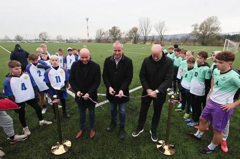 Nogometnega igrišča z umetno travo so odprli Matevž Frangež, Marko Soršak in Branko Zorman.