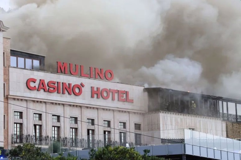 Glavna fotografija članka:(FOTO in VIDEO) Casino Mulino pri Sečovljah v plamenih. Ogenj naj bi bil preskočil s hotelskega elekričnega vozila