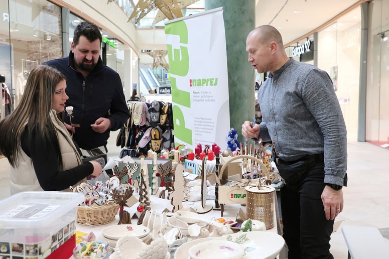 Nakup na tržnici, pri obrtniku ali pri katerem od številnih lokalnih društev je kaplja, ki napoji skupnost.