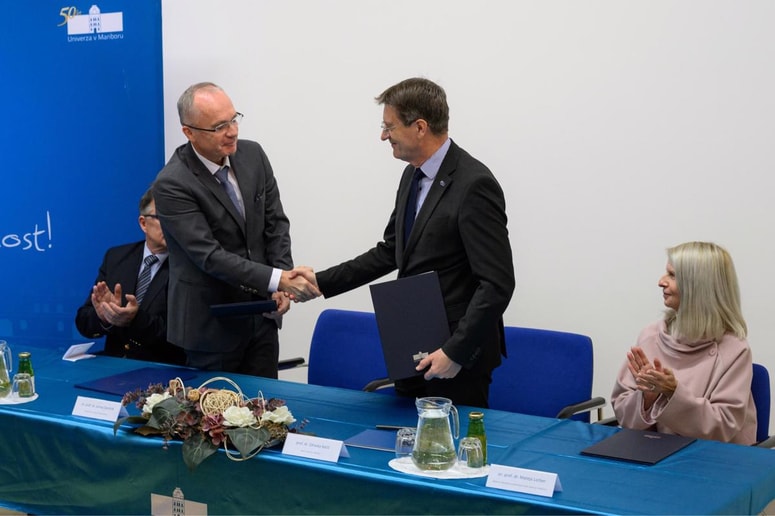 Pogodbo sta podpisala Zdravko Kačič in Jernej Završnik