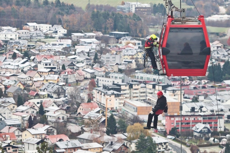"Ponesrečenci" so se z vrvno tehniko sami spustili na trdna tla.