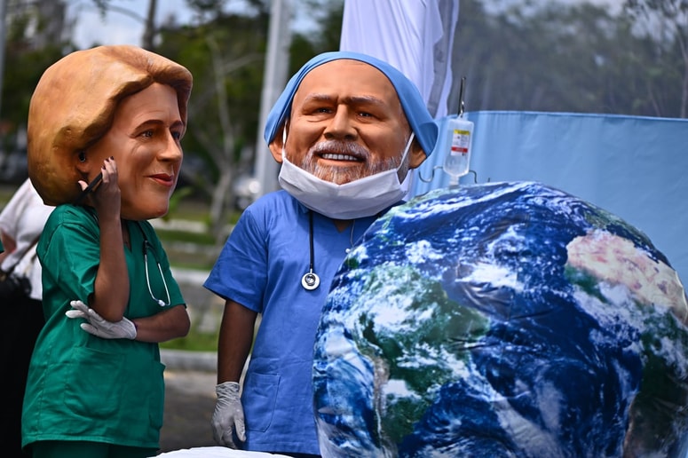 Predsednica Evropske komisije Ursula von der Leyen in brazilski predsednik Luiz Inacio Lula da Silva med protesti v Belemu zdravita svet. Očitno je bila bolezen premočna. 