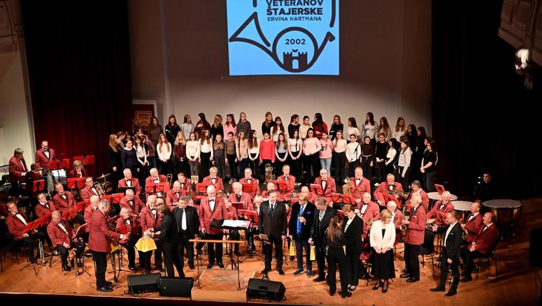 Godbeniki in godbenici z gosti večera, pevskim zborom in voditeljema
