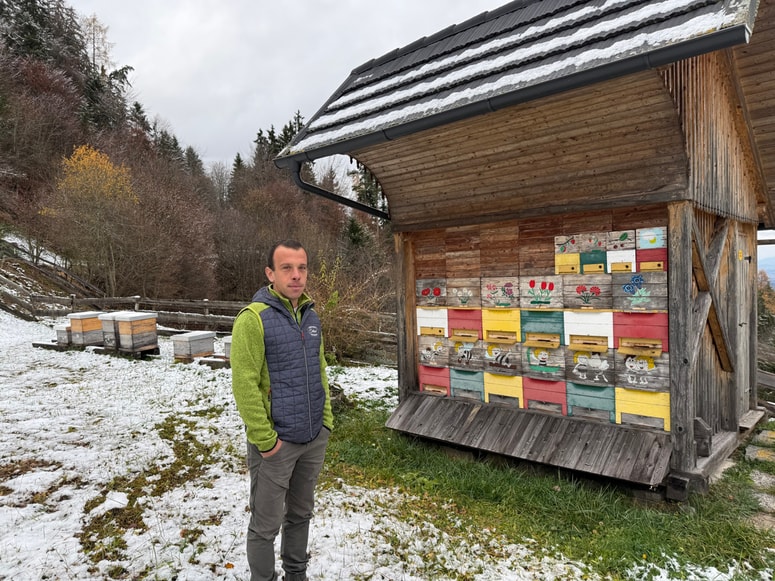Dobro desetletje Mitja Gleščič skupaj z družino živi na Ekološki kmetiji Oskrd. 