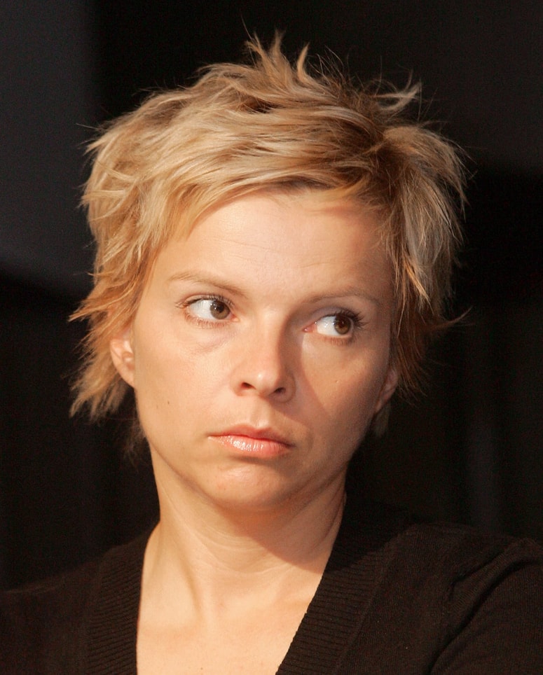 Vesna Slapar je gledališka in televizijska igralka. 