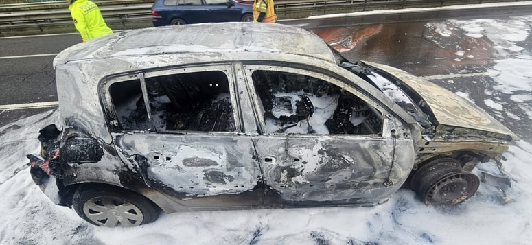 Vozilo je v celoti pogorelo.