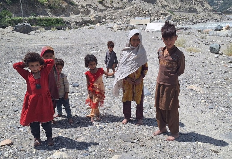 Zakoncev Stritar so se na številnih potovanjih najbolj dotaknili stiki z ljudmi, ki živijo popolnoma drugače, kot na primer pakistanski otroci, prepuščeni samim sebi ob deročih rekah. 