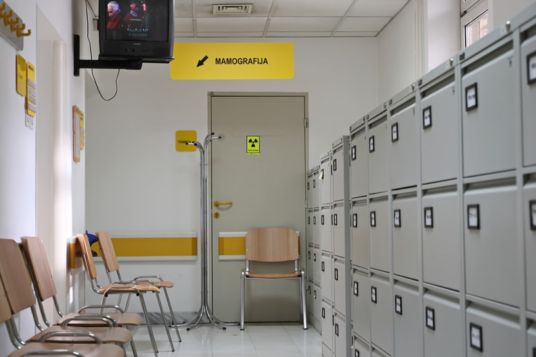 Imamo presejalni program. Vse ženske, stare med 50 in 70 leti, so povabljene na mamografijo.