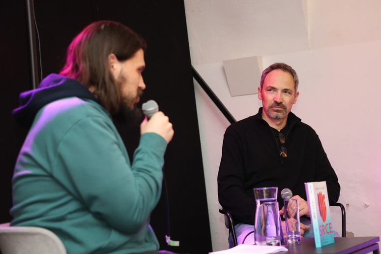 Sourednik pri založbi Litera Aljaž Krivec se je pogovarjal s kardiologom in pisateljem Franjem H. Najijem.

 