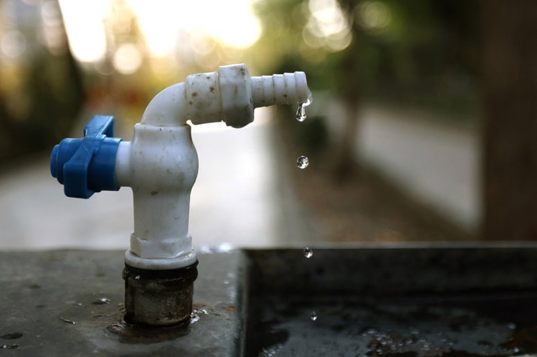 Po podatkih iranske agencije za vodne vire je okoli 70 % vseh jezov v državi že popolnoma brez vode. A sušijo se tudi potoki, reke in vodnjaki. 