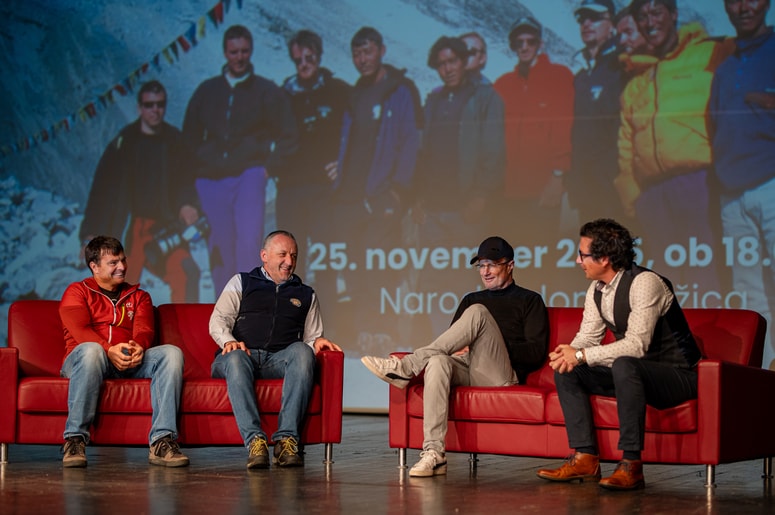 V Narodnem domu v Mežici so se spomnili izjemne odprave na Everest leta 2000. Od leve: Matej Flis, Jurij Gorjanc, Tadej Golob in povezovalec Peter Mikša