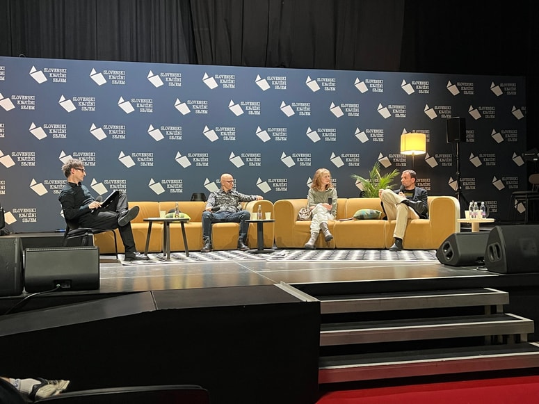 Z leve: moderator Gregor Podlogar, filozof Gregor Moder, umetnica Maja Smrekar in kulturolog Peter Stanković. 
