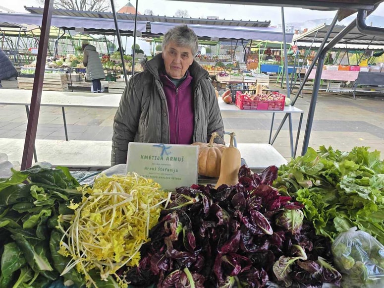 Prodajalka Štefanija Arnuš pravi, da jih bo "ta vikend še nekaj", nato pa bo treba počakati, da naslednje cime ponovno zrastejo. 
