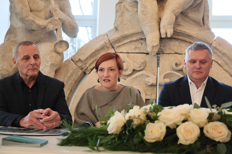 Danilo Rošker je v SNG Maribor sprejel ministrico za kulturo Asto Vrečko in ministra za okolje, podnebje in energijo Bojana Kumra