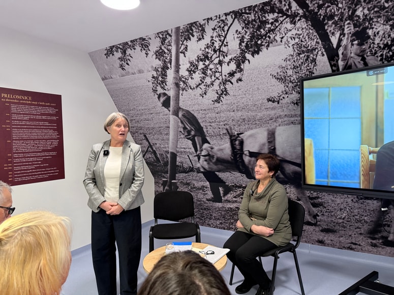 Pogovor z Eriko Plešivčnik o kulturnih, društvenih in osebnih vezeh, ki so se spletle čez mejo, je vodila Brigita Rajšter iz KPM. 