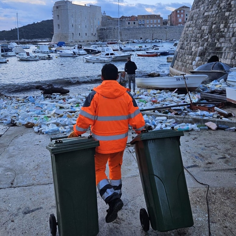 Čiščenje naplavljenih smeti v Dubrovniku