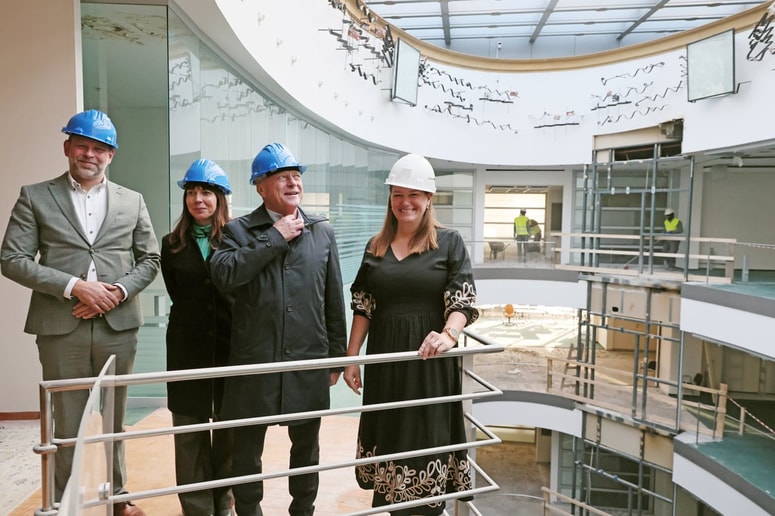 Minister za javno upravo Franc Props si je z načelnico UE Maribor Niko Pozeb Kolenc ogledal, kako poteka prenova nekdanje banke. 