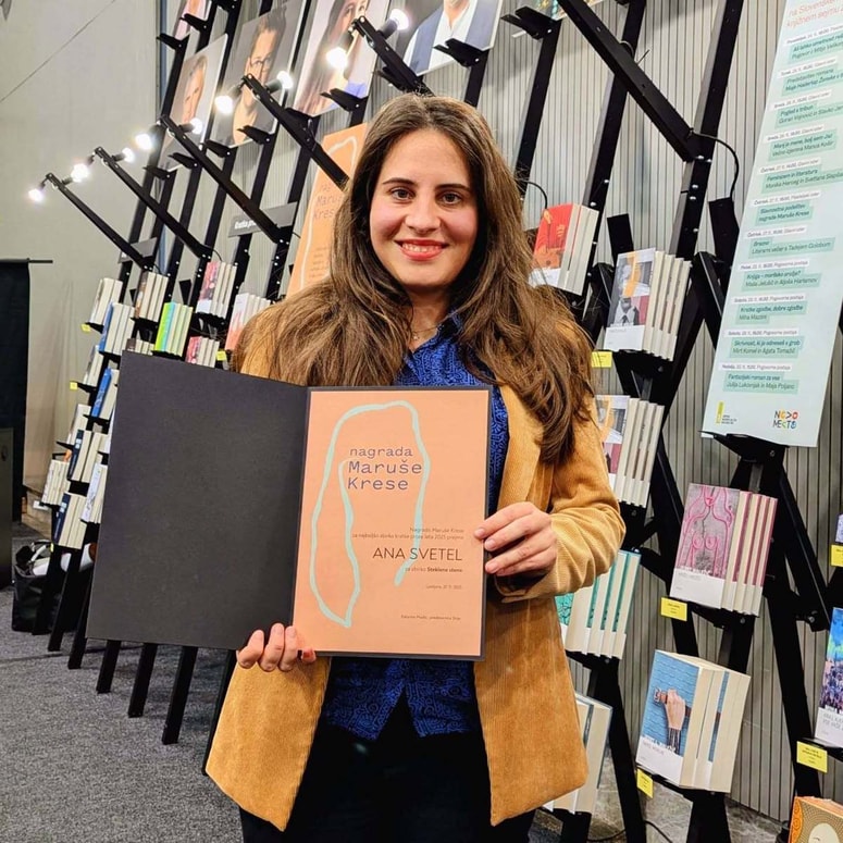Ana Svetel na 41. Slovenskem knjižnem sejmu z nagrado Maruše Krese za najboljšo kratko zgodbo 