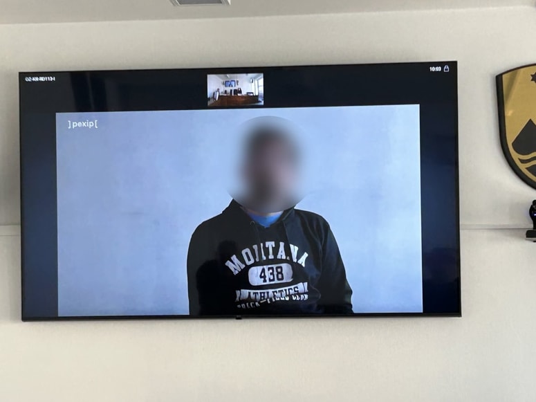 Obtoženi je narok spremljal iz pripora, preko videokonference. 