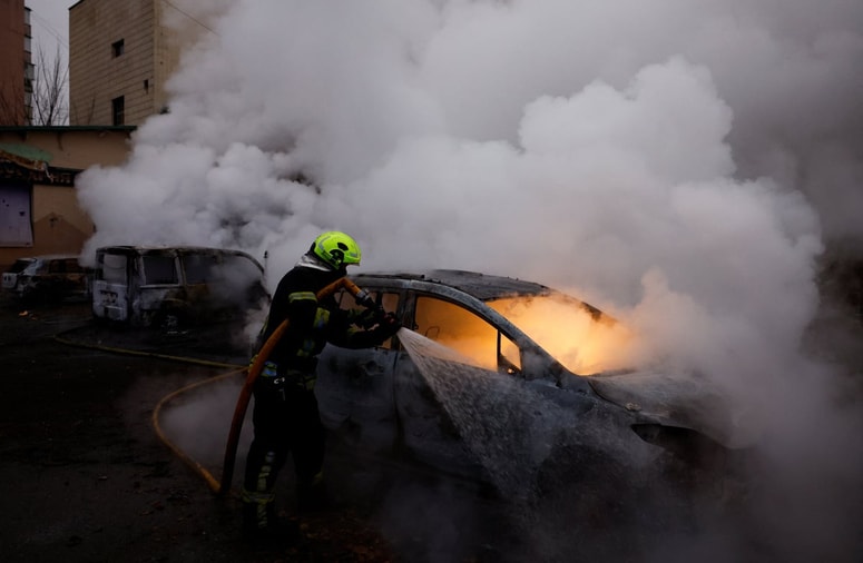 Glavna fotografija članka:Ruski napadi na Kijev zahtevali žrtve, prišlo tudi do izpadov elektrike