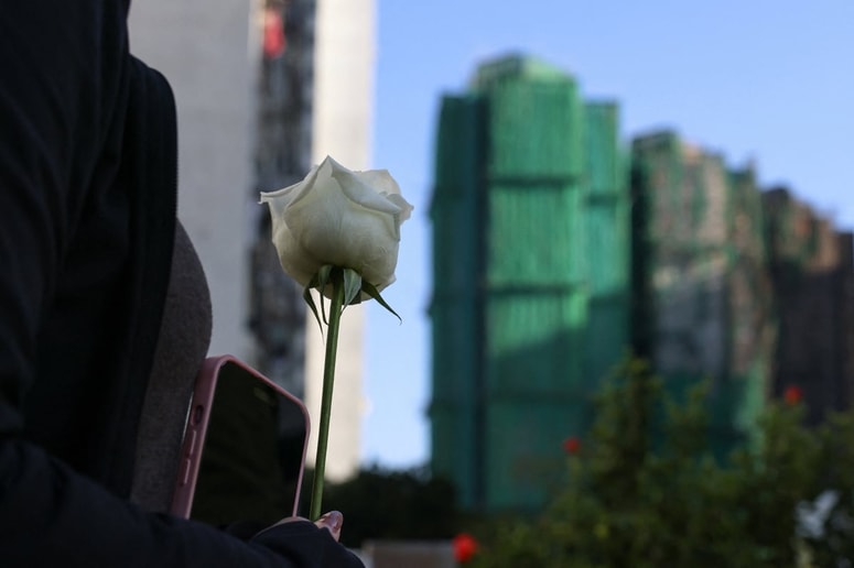 Predstavniki hongkonških oblasti so v spomin na žrtve v tišini stali tri minute pred sedežem vlade.