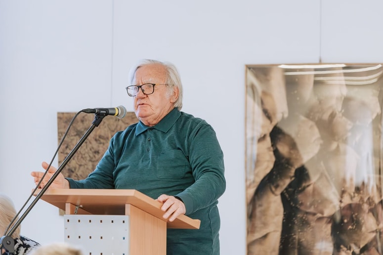 Tone Partljič je tako kot na simpoziju tudi ob predstavitvi knjige ganjeno govoril o tem, kako se počuti kot fant iz druge vasi, ki hodi k ljubici.