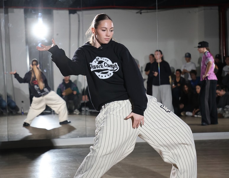 Tekmovanja se je udeležilo približno 30 plesalcev. Najprej je potekal predizbor, nato pa so trije sodniki izbrali 16 najboljših, ki so se nato pomerili v parih vse do vrha.