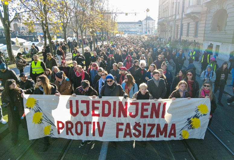 Protestniki v Zagrebu s transparentom "Združeni proti fašizmu"