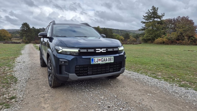 Daciin največji avto je povsem spodoben SUV, kot hibrid ima nizko porabo.
 