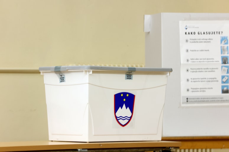 Glavna fotografija članka:(ČRTICE IZPOD PECE) Resničnostni politični šovi ali preobleke laži in resnice