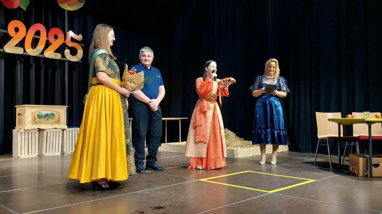 Naziv moštne d'čve je ostal na Šentanelu. Lansko leto ga je nosila Helena Šart, letos ga bo Špela Peršak.