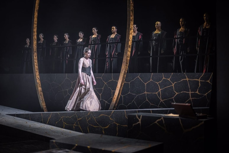 Estetsko impresivna scena zgodbe o minljivosti ženskega telesa 