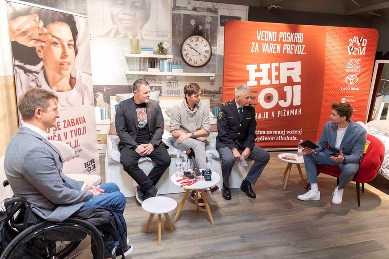 Glavna fotografija članka:Naj se zabava konča v tvoji postelji: Heroji furajo v pižamah že deveto sezono