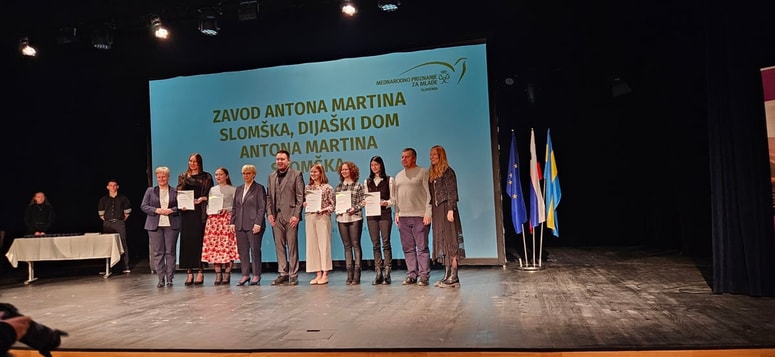 Predstavniki dijaškega doma s predsednico države Natašo Pirc Musar 