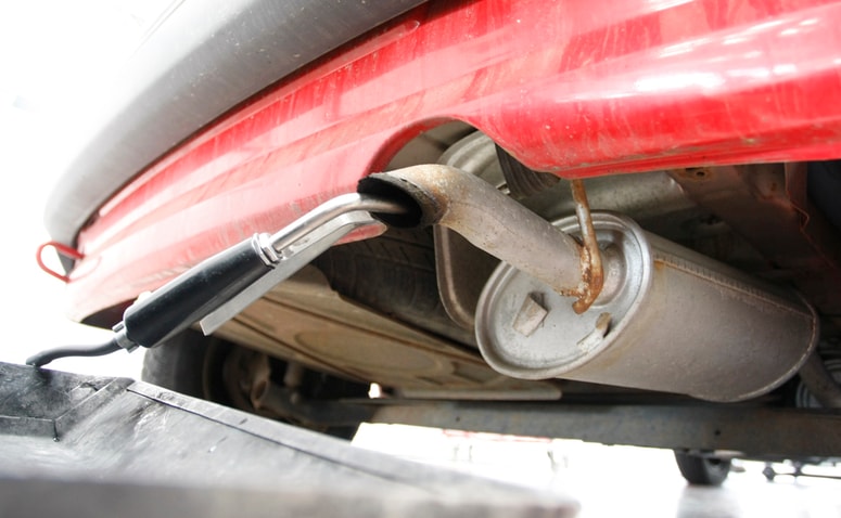 Na vozilu je manjkal pomemben del izpušnega sistema. Fotografija je simbolična. 