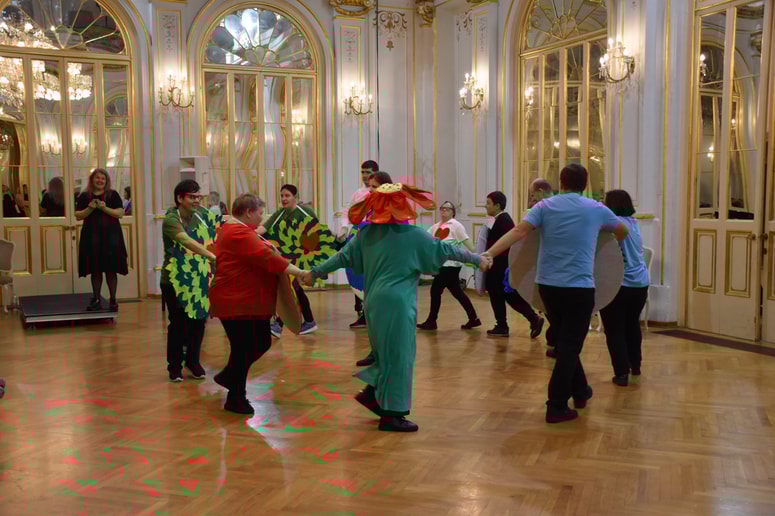 Nastop plesne skupine VDC Sožitje na Kulturnem večeru invalidov 2025.