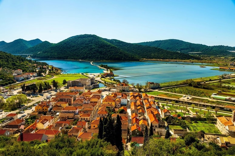 Lastniki pogosto ne želijo sami čistiti apartmajev in zato najamejo čistilke. Fotografija je simbolična.