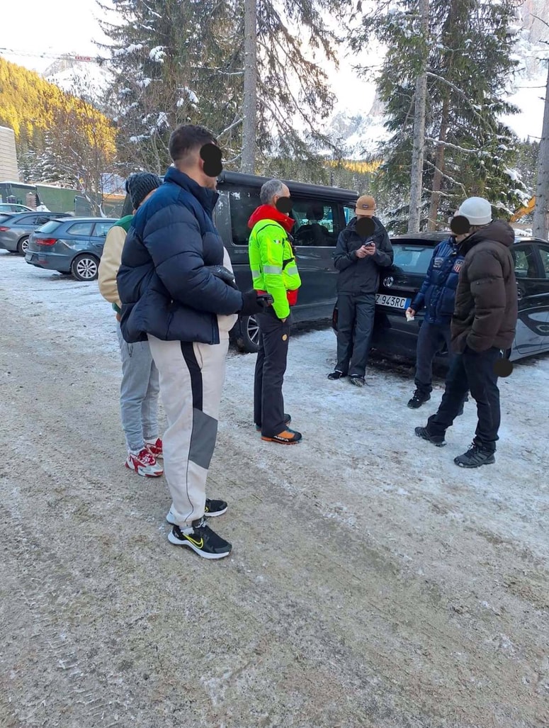 Skupina turistov se je na zasnežen vrh odpravila v supergah in trenirkah.