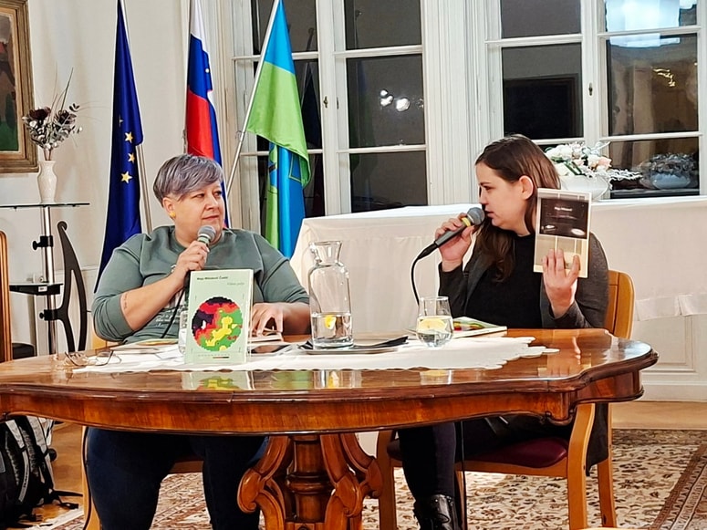Pesnica Maja MIiloševič Čustić v pogovoru z Barbaro Žvirc v Koroški osrednji knjižnici 