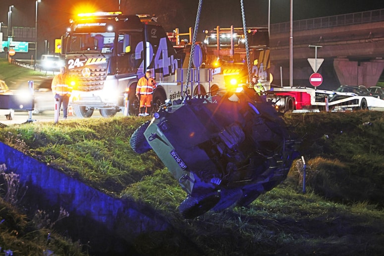 Glavna fotografija članka:(FOTO) Vsi iz vojaškega vozila, ki se je prevrnilo v pesniškem rondoju, že v domači oskrbi. Kaj je z oklepnikom?