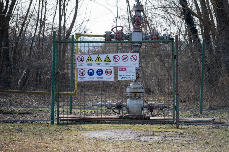 Odločitev, ali bo morala konec leta družba Petrol Geo pobrati šila in kopita ter območje izpostaviti varnostnemu in okoljskemu tveganju, je neposredno v rokah ministrstva, ki je hkrati nosilec rudarske pravice. 