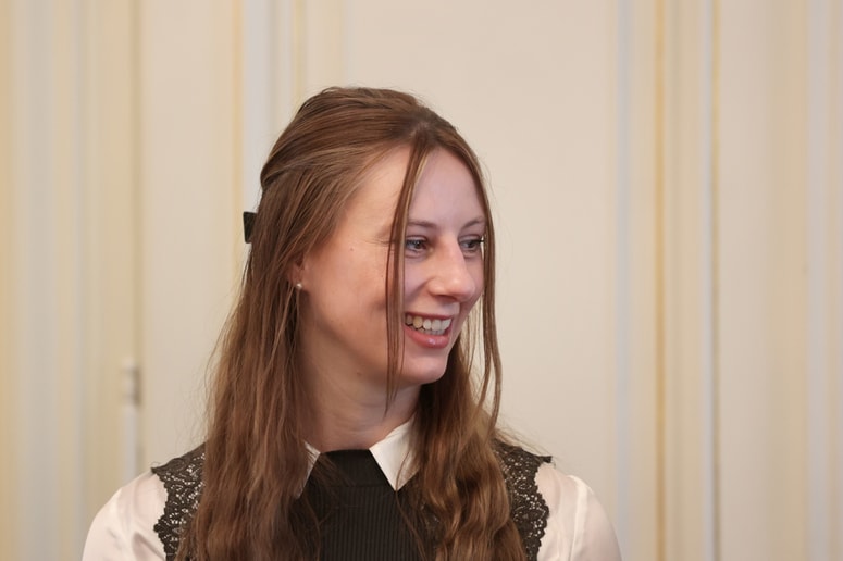 Tomašič je razkrila, da ima v pisarni tudi lastni tuš, ki pa ga trenutno ne uporablja.