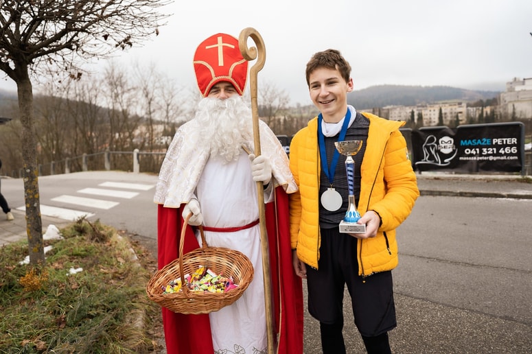 Tek po cik-caku vako leto popestri decembrsko dogajanje na Ravnah.