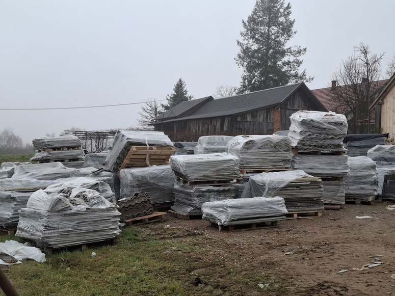 Azbestne plošče, ki so jih odstranili ob sanaciji v neurju poškodovanih streh, so zbirali na treh mestih. Njihov odvoz bo občina poravnala z denarjem iz donatorskega sklada za pomoč prizadetim v neurju. 